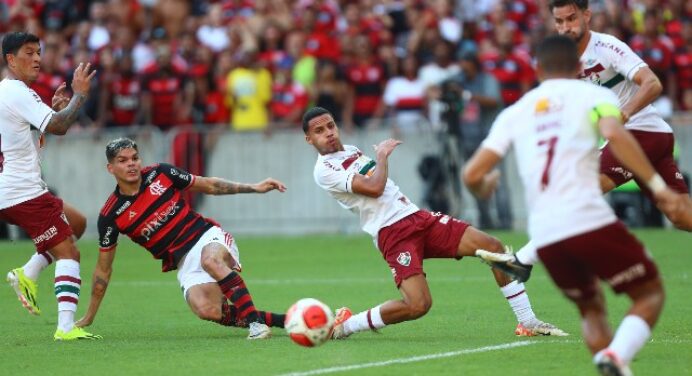 Ayrton Lucas chega à 2ª assistência em clássicos pelo Flamengo na temporada