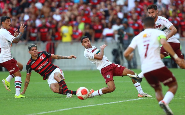 Ayrton Lucas em jogo do Flamengo