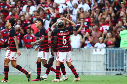 Ayrton Lucas comemora gol pelo Flamengo