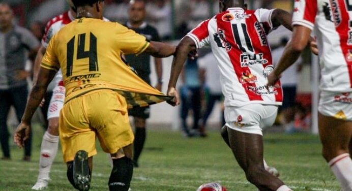 Alvo de críticas no Flamengo, bola do Carioca não incomoda jogadores do Bangu