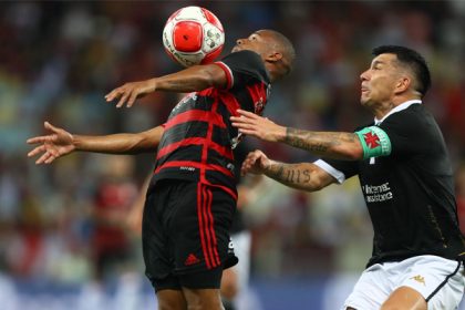 De La Cruz e Gary Medel em Vasco x Flamengo