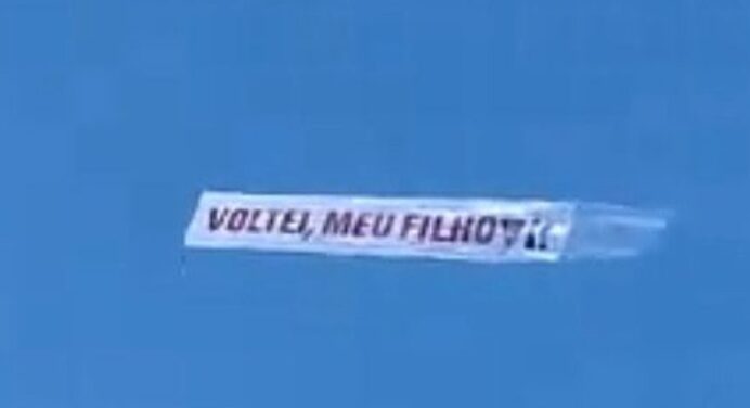 Torcedores provocam Fluminense com faixa em avião antes de jogo contra LDU: “Voltei, meu filho”