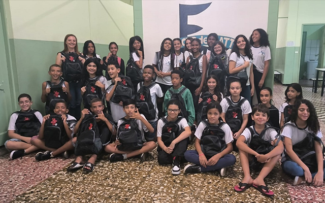 Flamengo faz ação solidária e distribui material escolar para crianças e adolescentes