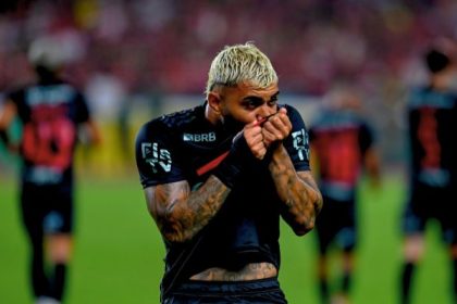 Gabigol beija escudo do Flamengo em comemoração de gol
