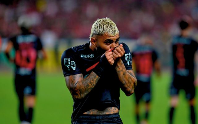 Gabigol beija escudo do Flamengo em comemoração de gol