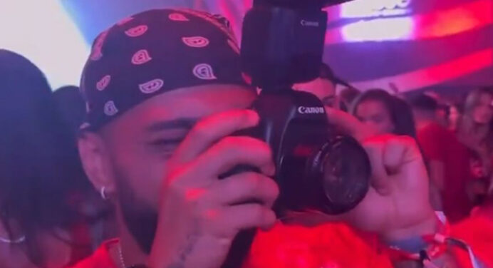 Gabigol paga de fotógrafo durante carnaval e se diverte junto a casal ‘Karolino’; veja vídeo