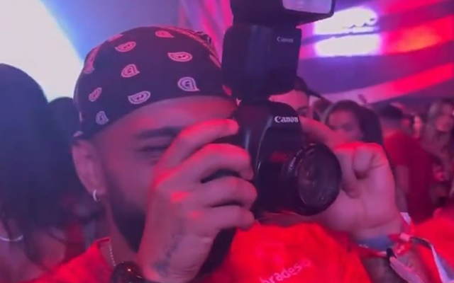 Gabigol paga de fotógrafo durante carnaval e se diverte junto a casal ‘Karolino’; veja vídeo