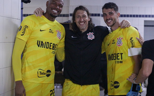 Ex-zagueiro do Flamengo detalha experiência como goleiro no clássico Palmeiras x Corinthians