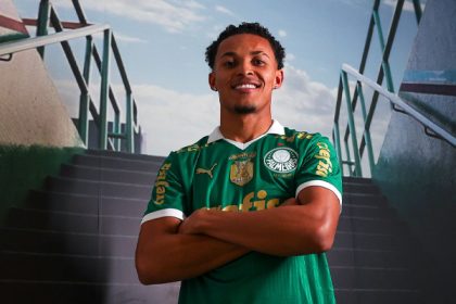 Lázaro sendo apresentado pelo Palmeiras