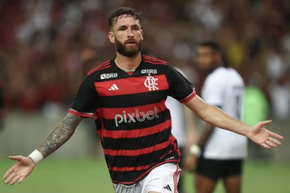 Léo Pereira vibra com gol pelo Flamengo