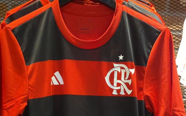 Modelo torcedor: Flamengo inicia venda de camisa mais barata nesta sexta