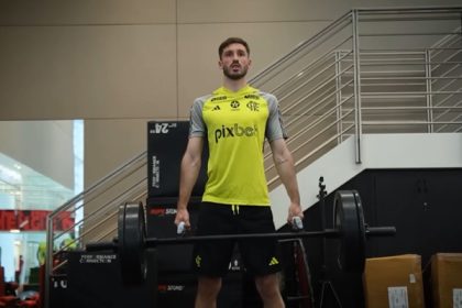 Viña em treino do Flamengo na academia