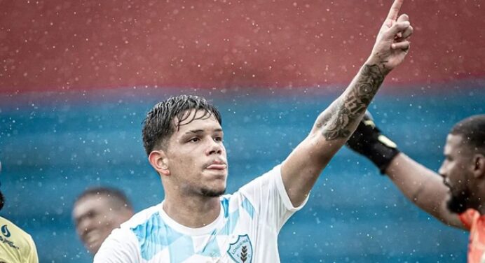 Sobrevivente da tragédia no Ninho do Urubu faz 2 gols e decide jogo no Campeonato Paranaense
