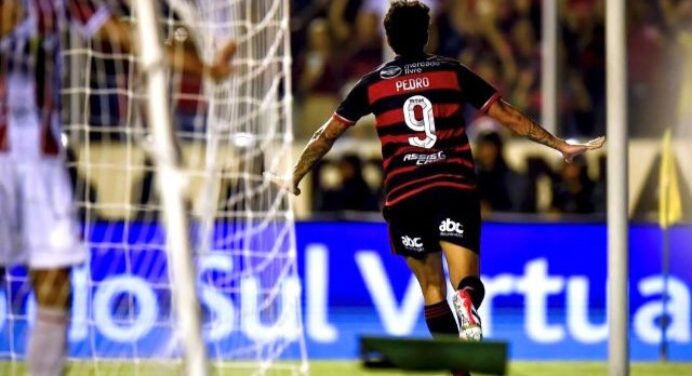 SEGUE O LÍDER! Pedro brilha, Flamengo goleia Bangu e assume a 1ª posição do Campeonato Carioca