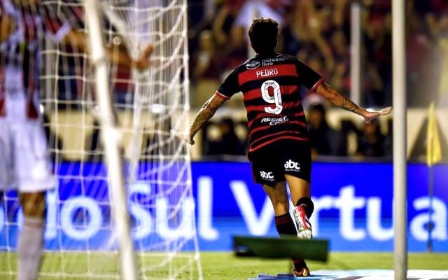 SEGUE O LÍDER! Pedro brilha, Flamengo goleia Bangu e assume a 1ª posição do Campeonato Carioca