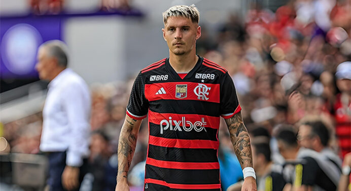 Varela tem suspeita de fratura na costela e será poupado em jogo do Flamengo na Libertadores