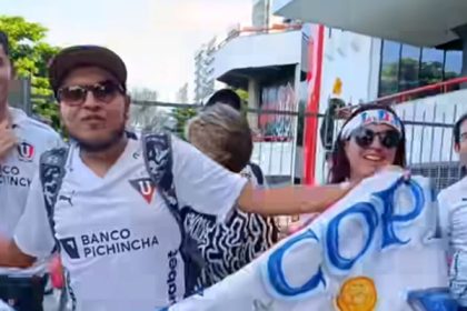 Torcedores da LDU na sede do Flamengo