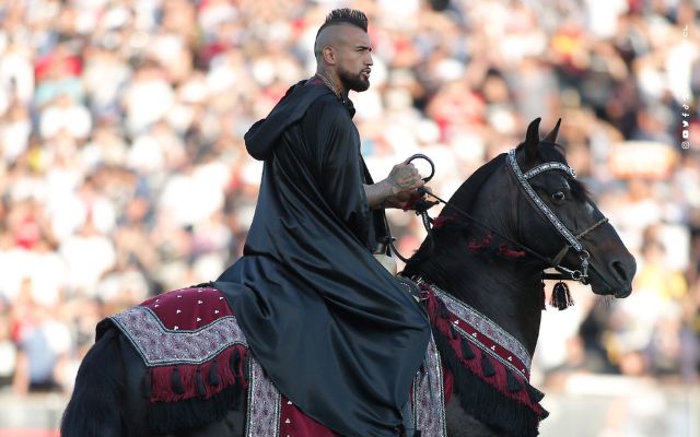 Chegada em helicóptero e volta de cavalo: ex-Flamengo, Vidal é apresentado por time chileno