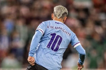 Arrascaeta com camisa do Uruguai