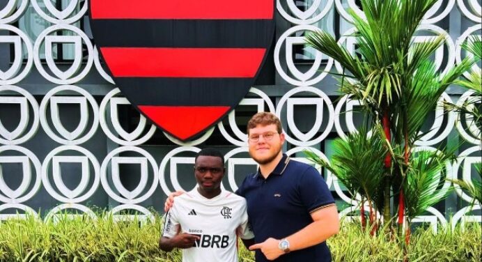 Novo reforço do Flamengo, atacante nigeriano conhece CT do clube