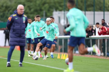 Ayrton Lucas em treino da Seleção