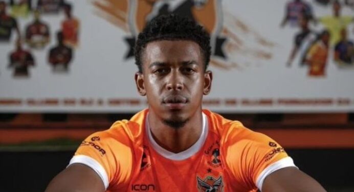 Jornal espanhol destaca contratação de Carlinhos: “Da quarta divisão ao Flamengo em 6 meses”