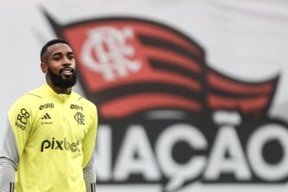 Gerson em treino para definição da escalação do Flamengo