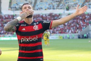 Léo Pereira comemora gol pelo Flamengo