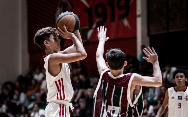 Filho de ídolo do Fluminense escolhe Flamengo para tentar carreira profissional