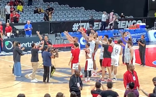 Olivinha puxa festa com torcedores do Flamengo após vitória pelo NBB