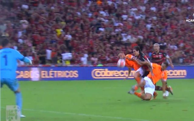 Bateu desespero: jogador do Nova Iguaçu se assusta com drible de Pedro e marca gol contra