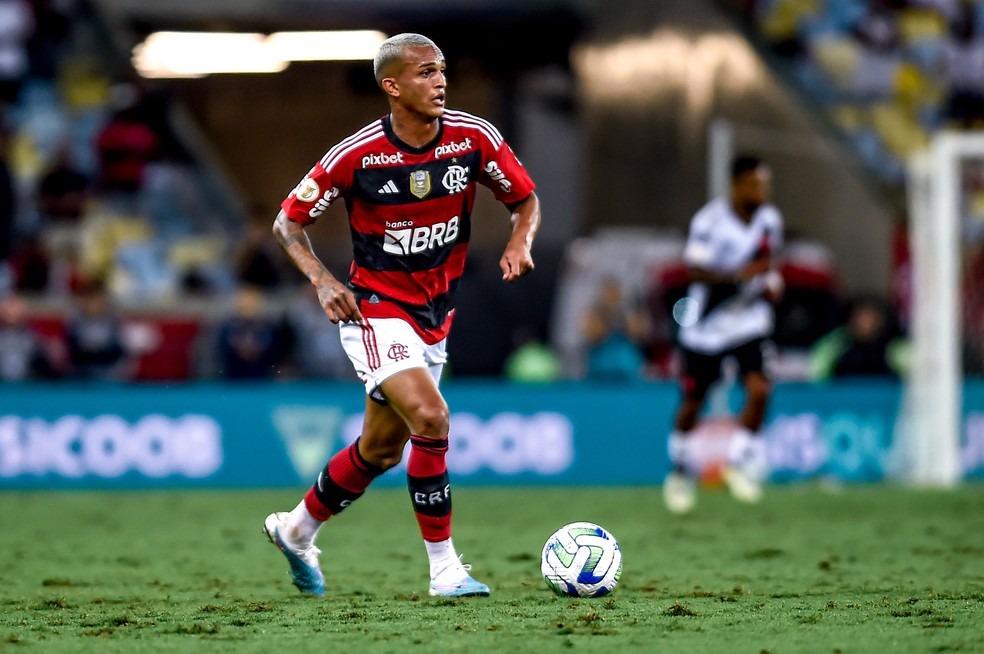 Flamengo deve contar com retorno de Wesley para jogo contra São Paulo.