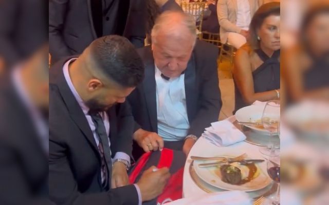 Hulk autografa camisas do Flamengo a pedido de Zico; veja vídeo