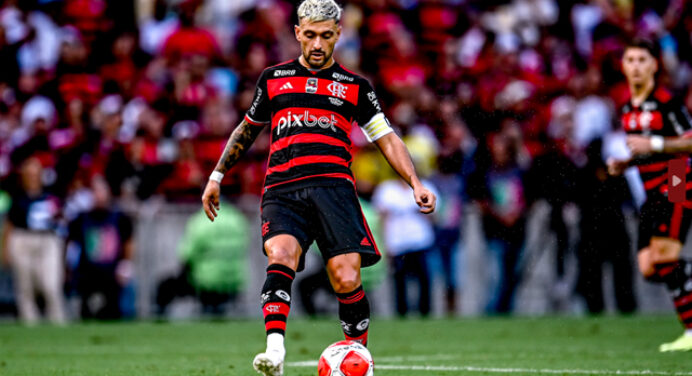 Arrascaeta está perto de entrar em top-3 histórico do Flamengo