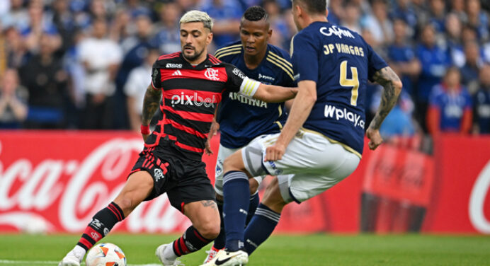 “Roubado”: rivais reclamam de pênalti para o Flamengo e brigam contra a realidade