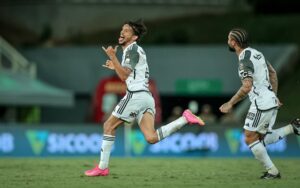 Gustavo Scarpa comemora gol pelo Atlético-MG