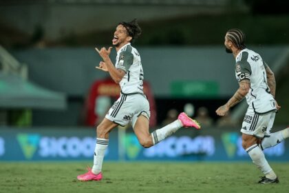Gustavo Scarpa comemora gol pelo Atlético-MG