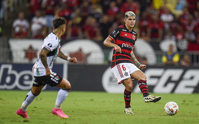 Ayrton Lucas pelo Flamengo de Tite na Libertadores