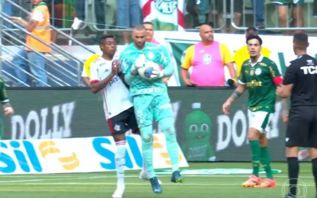 Cadê o critério? Weverton empurra Bruno Henrique na área, mas árbitro ignora pênalti