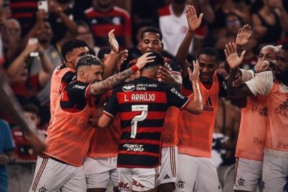 Luiz Araújo comemorando gol no Brasileirão