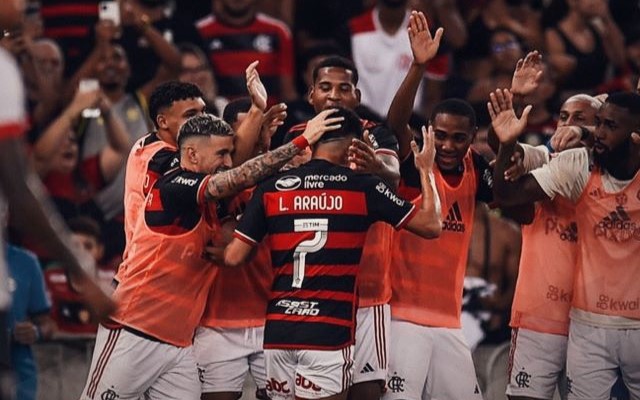 Luiz Araújo comemorando gol no Brasileirão