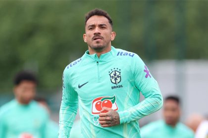 Danilo em treino da Seleção; jogador é alvo do Flamengo