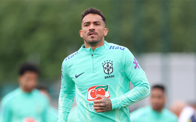 Danilo em treino da Seleção; jogador é alvo do Flamengo