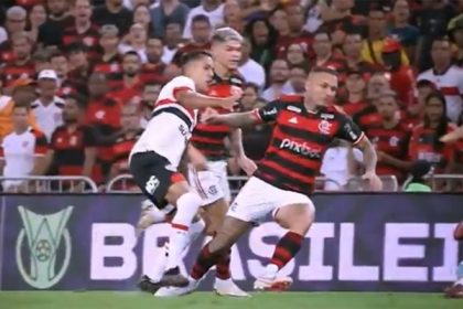 Everton Cebolinha levando pisão em jogo do Flamengo