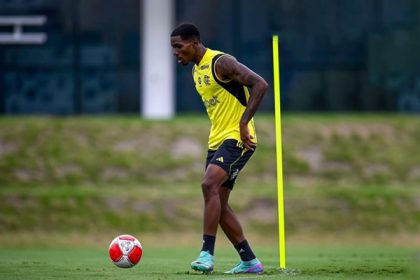 Evertton Araújo em treino do Flamengo