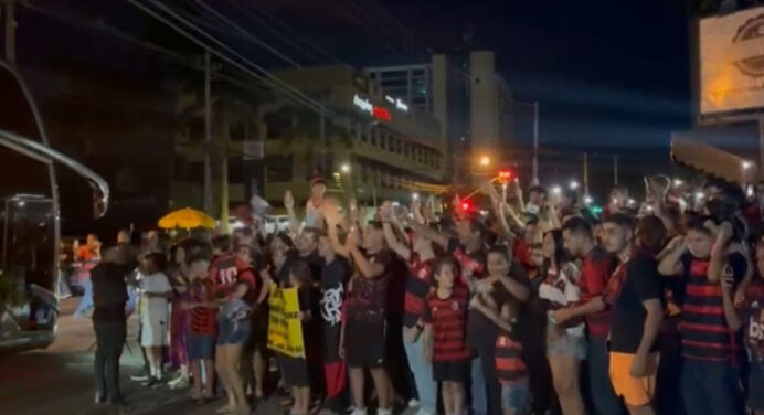 Torcedores fazem festa em chegada do Flamengo a Goiânia; veja vídeos