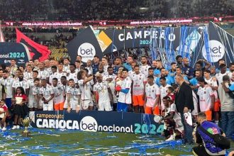 Flamengo ergue troféu do Campeonato Carioca 2024