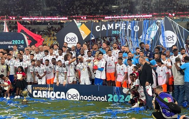 Flamengo ergue troféu do Campeonato Carioca 2024