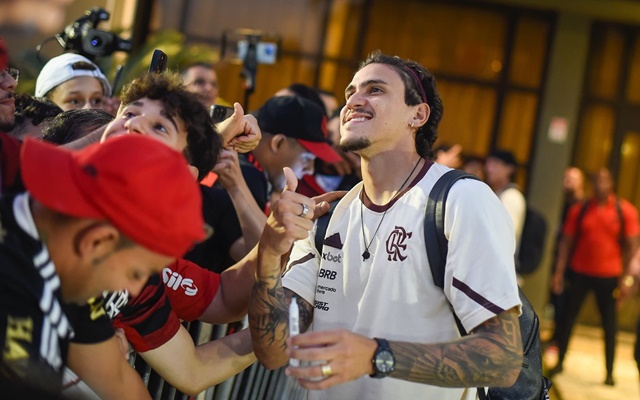 Flamengo é recebido com festa dos torcedores em chegada a hotel em São Paulo