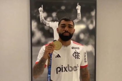 Gabigol recebe medalha de campeão carioca